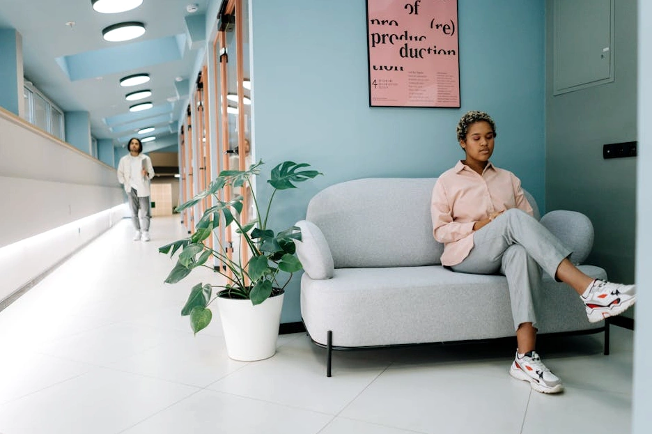 Doświadczony menedżer prowadzący szkolenie dla swojego zespołu.